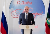Глава Карачаево-Черкесии вручил многодетным матерям республики почетный знак «Материнская слава»