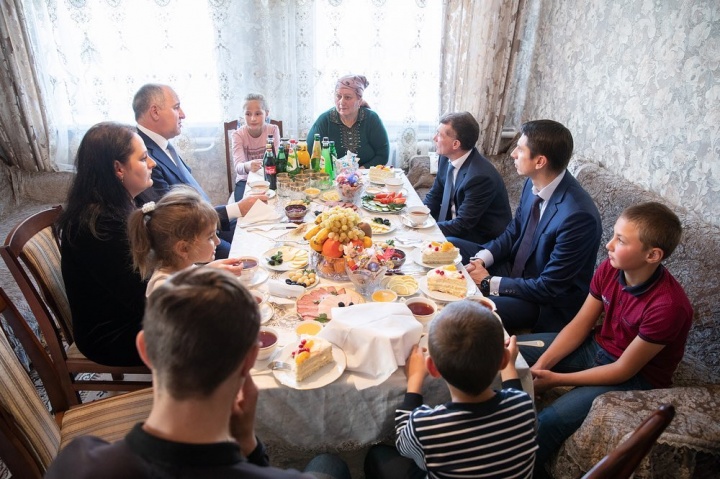 Максим Топилин и Рашид Темрезов посетили многодетную семью Байрамуковых в поселке Мичуринский