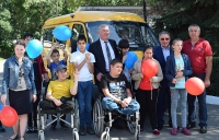 «Кавказцемент» подарил новый микроавтобус для детей из интерната «Забота»