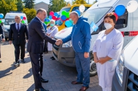 Рашид Темрезов вручил ключи от 11 школьных автобусов и 17 карет скорой помощи представителям городов и районов республики