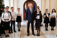 Глава Карачаево-Черкесии Рашид Темрезов вручил юным жителям республики паспорта граждан России