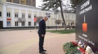 Рашид Темрезов возложил цветы к мемориалу в память о погибших в теракте в Подмосковье